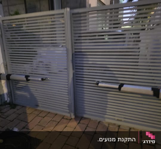 שער חשמלי עם מנגנון פתיחה אוטומטי